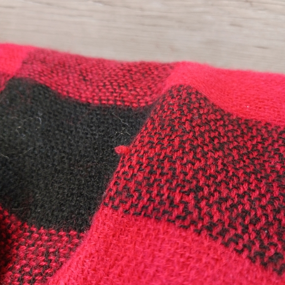 City Streets Scarf Wrap Women One Size Red Black Plaid Soft Fringe Winter - Picture 6 of 6